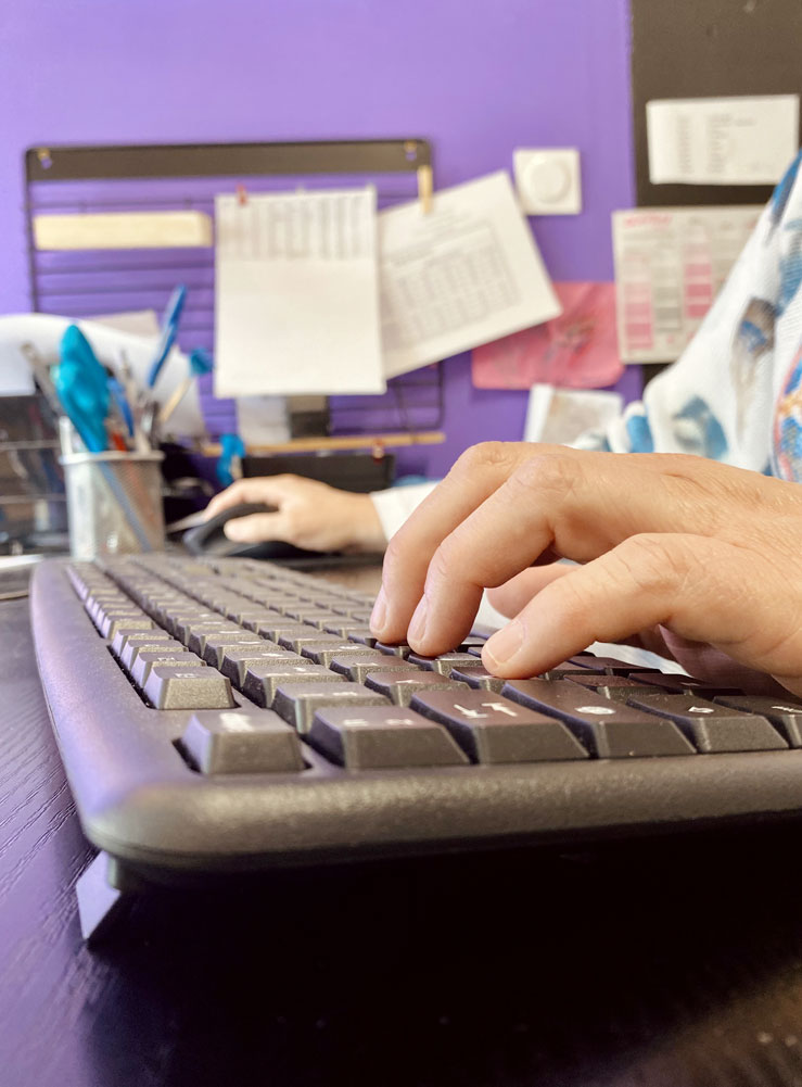 Mains utilisant un clavier et une souris afin de gérer ses contacts sur l'ordinateur